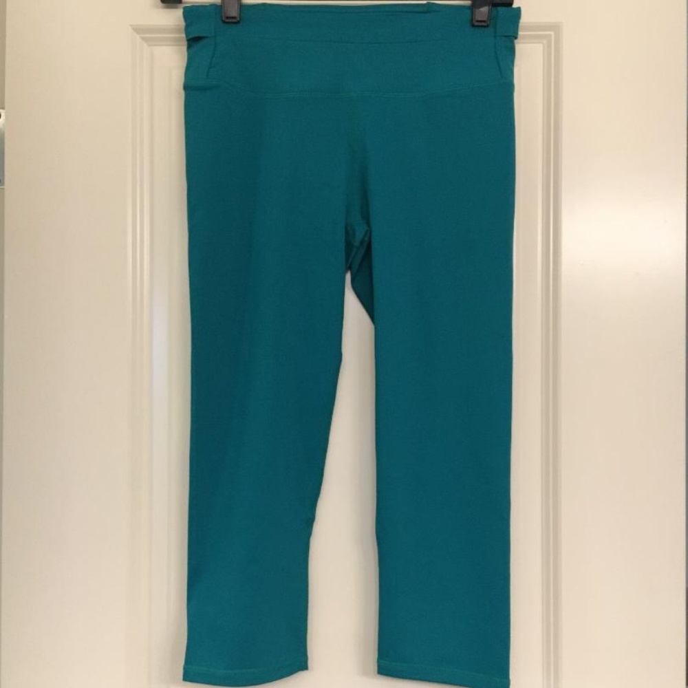 Fabletics Marine Teal Capri Legging